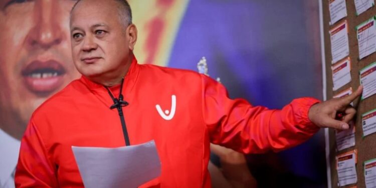 Diosdado Cabello. Foto Con el mazo.