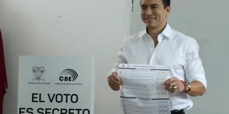 El presidente Daniel Noboa celebra la votación durante un referéndum para respaldar nuevas medidas de seguridad para reprimir a las bandas criminales responsables del aumento de la violencia, en Olón, Ecuador, el domingo 21 de abril de 2024. (Foto AP/César Muñoz)