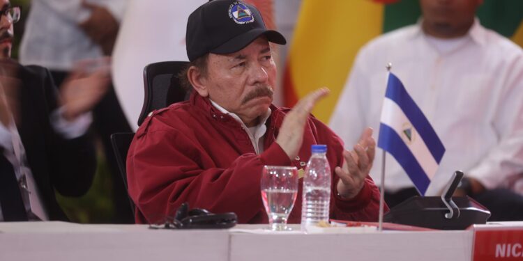 AME041. CARACAS (VENEZUELA), 24/04/2024.- El presidente de Nicaragua, Daniel Ortega, participa en la Cumbre ALBA este miércoles en el Palacio de Miraflores, en Caracas (Venezuela). La XXIII Cumbre de la Alianza Bolivariana para los Pueblos de Nuestra América (ALBA) congrega en Caracas a presidentes de varios países de bloque, entre ellos, el cubano Miguel Díaz-Canel, el nicaragüense Daniel Ortega, y el boliviano Luis Arce, que se reunirán con su homólogo venezolano Nicolás Maduro en un cónclave en el que abordarán temas de interés común. EFE/ Miguel Gutiérrez