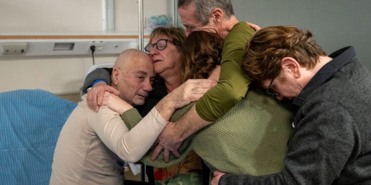 Dos rehenes argentinos rescatados de Gaza en febrero, Fernando Simón Marman, de 61 años,y Norberto Luis Har, de 70, se reúnen con sus familias. (EFE)