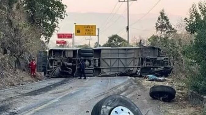El accidente ocurrió la mañana de este domingo 28 de abril. Foto TV Azteca Estado de México.