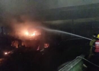 El incendio en la California Sur, en el galpón Firestone. Foto captura de video.