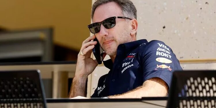 El jefe de la escudería Red Bull de la Fórmula 1, Christian Horner, habla por teléfono antes del Gran Premio de Baréin en el circuito de Sakhir, Baréin en febrero de 2024 (REUTERSRula Rouhana)