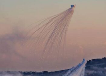 Esta imagen, captada el 16 de octubre pasado en la aldea de Dhayra, muestra la típica nube de humo con forma de pulpo que ocasionan este tipo de municiones tóxicas.( AP ).