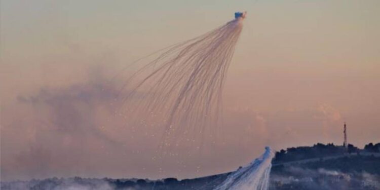 Esta imagen, captada el 16 de octubre pasado en la aldea de Dhayra, muestra la típica nube de humo con forma de pulpo que ocasionan este tipo de municiones tóxicas.( AP ).