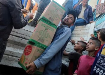 FILE PHOTO Palestinians distribute aid amid the ongoing conflict between Israel and Hamas, at a shelter center in Deir Al-Balah, in the central Gaza Strip April 7, 2024. REUTERSRamadan AbedFile Photo.