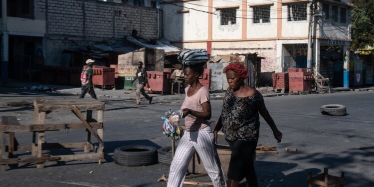 PUERTO PRÍNCIPE (HAITÍ), 02/04/2024.- Mujeres caminan por Champs Mars, la principal plaza pública de la ciudad, este martes en Puerto Príncipe (Haití). Al menos cinco policías resultaron heridos, uno de ellos de gravedad, después del intento fallido de una poderosa banda armada haitiana de asaltar este lunes el Palacio Nacional en Puerto Príncipe. EFE/ Johnson Sabin