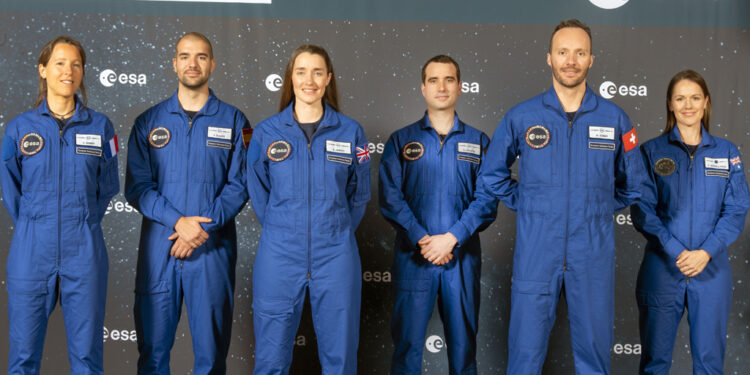 El español Pablo Álvarez, la francesa Sophie Adenot, la británica Rosemary Coogan, el belga Raphaël Liégeois y el suizo Marco Alain Sieber, se graduaron este lunes en el Centro Europeo de Astronautas de la Agencia Espacial Europea.