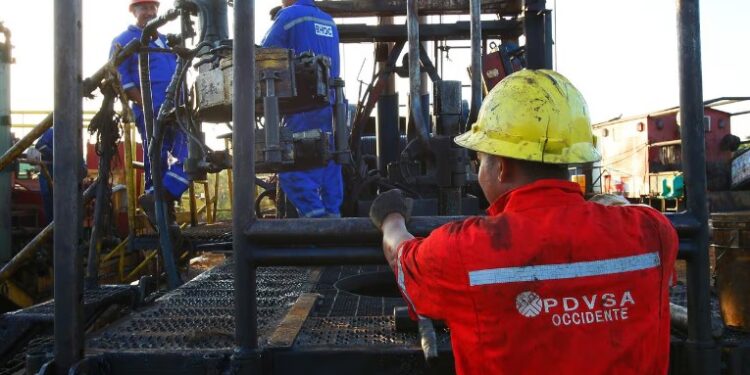 Trabajadores de la Empresa Petrolera Estatal de Venezuela, Compañía Venezolana de Petróleo SA (PDVSA), caminan cerca de unas válvulas de flujo en una plataforma petrolera. (El crédito de la foto debe ser José Bula Urrutia / Eyepix Group/Future Publishing vía Getty Images) | Foto: Future Publishing via Getty Imag