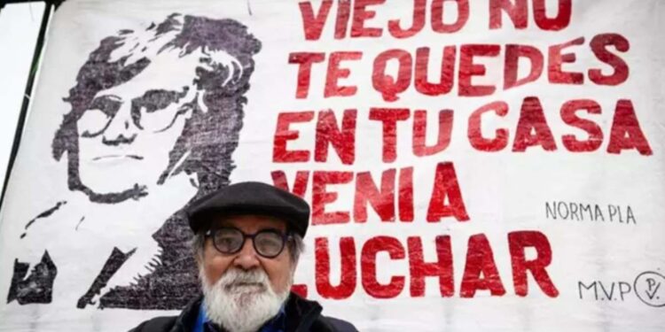 Un hombre mayor argentino protesta en la calle EP.