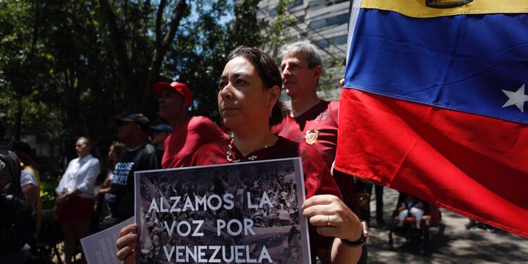 MEX3633. CIUDAD DE MÉXICO (MÉXICO), 06/04/2024.- Personas de origen venezolano radicadas en México protestan este sábado, para exigir elecciones justas en el país sudamericano, en la Ciudad de México (México). Decenas de venezolanos en Ciudad de México exigieron este sábado elecciones libres rumbo a las presidenciales del próximo 28 de julio en la nación sudamericana. EFE/Sáshenka Gutiérrez