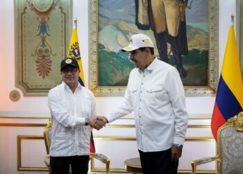 CARACAS (VENEZUELA), 09/04/2024.- El presidente de Colombia, Gustavo Petro  (i), estrecha la mano del presidente de Venezuela, Nicolás Maduro (d), durante una reunión este martes en el Palacio de Miraflores, en Caracas (Venezuela). El presidente de Venezuela, Nicolás Maduro, recibió este martes a su homólogo de Colombia, Gustavo Petro, en el palacio presidencial de Miraflores, en Caracas, en un momento de especial tensión entre ambos países, después de que el colombiano cuestionara las inhabilitaciones de opositores venezolanos que han impedido sus postulaciones como candidatos a las elecciones presidenciales del 28 de julio. EFE/ Rayner Peña R.