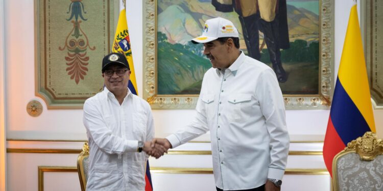 CARACAS (VENEZUELA), 09/04/2024.- El presidente de Colombia, Gustavo Petro  (i), estrecha la mano del presidente de Venezuela, Nicolás Maduro (d), durante una reunión este martes en el Palacio de Miraflores, en Caracas (Venezuela). El presidente de Venezuela, Nicolás Maduro, recibió este martes a su homólogo de Colombia, Gustavo Petro, en el palacio presidencial de Miraflores, en Caracas, en un momento de especial tensión entre ambos países, después de que el colombiano cuestionara las inhabilitaciones de opositores venezolanos que han impedido sus postulaciones como candidatos a las elecciones presidenciales del 28 de julio. EFE/ Rayner Peña R.