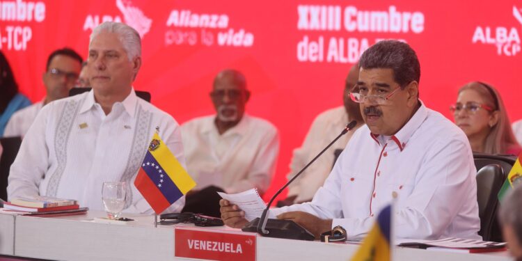 AME041. CARACAS (VENEZUELA), 24/04/2024.- El presidente de Venezuela, Nicolás Maduro (der.), participa junto al presidente de Cuba, Miguel Díaz-Canel, en la Cumbre ALBA este miércoles en el Palacio de Miraflores, en Caracas (Venezuela). La XXIII Cumbre de la Alianza Bolivariana para los Pueblos de Nuestra América (ALBA) congrega en Caracas a presidentes de varios países de bloque, entre ellos, el cubano Miguel Díaz-Canel, el nicaragüense Daniel Ortega, y el boliviano Luis Arce, que se reunirán con su homólogo venezolano Nicolás Maduro en un cónclave en el que abordarán temas de interés común. EFE/ Miguel Gutiérrez