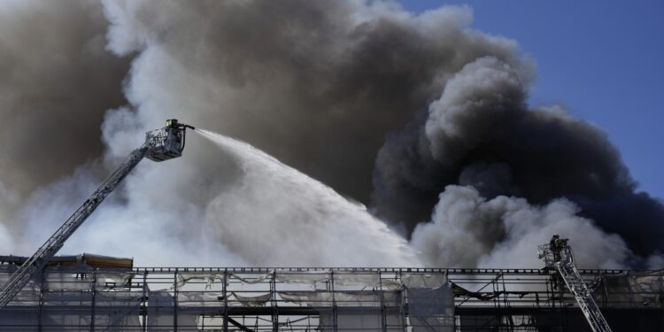 Copenhagen (Denmark), 16/04/2024.- Firefighters battle the fire at the old Stock Exchange (Boersen) in Copenhagen, Denmark, 16 April 2024. A violent fire broke out in the building which is under renovation on the morning of 16 April. The building was erected in the 1620s as a commercial building by King Christian IV and is located next to the Danish parliament. (Dinamarca, Copenhague) EFE/EPA/Emil Helms DENMARK OUT