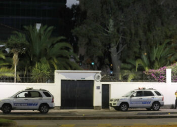 AME4786. QUITO (ECUADOR), 04/04/2024.- Agentes policiales y militares hacen presencia a las afueras de la Embajada de México en Quito, este jueves en Quito (Ecuador). El Gobierno de Ecuador anunció este jueves que decidió declarar persona "non grata" a la embajadora de México en Quito, Raquel Serur, en respuesta a unas declaraciones del presidente mexicano, Andrés Manuel López Obrador, sobre el asesinato del excandidato presidencial ecuatoriano Fernando Villavicencio y las aparentes consecuencias electorales de ese crimen. EFE/ José Jacome