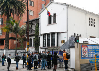 BOG400. BOGOTÁ (COLOMBIA), 03/04/2024.- Ciudadanos venezolanos hacen fila para realizar trámites en el consulado de Venezuela este miércoles, en Bogotá (Colombia). Organizaciones de la diáspora venezolana en Colombia denunciaron este miércoles en Bogotá que le están exigiendo requisitos que no están en la ley para inscribirse como votantes para las elecciones presidenciales de su país el próximo 28 de julio, con lo que a su juicio le están violando el derecho al voto. EFE/ Carlos Ortega