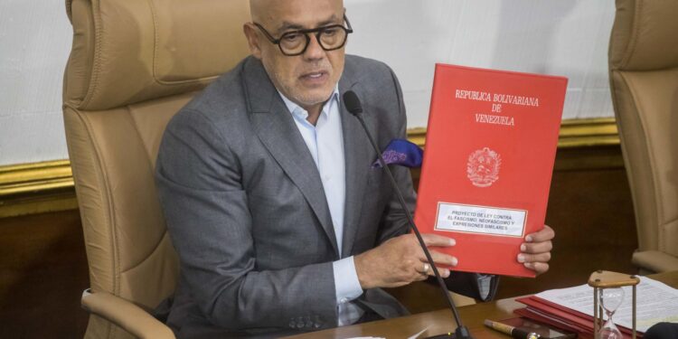 AME7938. CARACAS (VENEZUELA), 16/04/2024.- Jorge Rodríguez, presidente de la Asamblea Nacional de Venezuela, sostiene un libro con el "Proyecto de ley contra el fascismo, neofascismo y expresiones similares", el 2 de abril del 2024 durante una sesión de la Asamblea en Caracas (Venezuela). Activistas de Venezuela alertaron que la propuesta de 'ley contra el fascismo, neofascismo y expresiones similares', actualmente en desarrollo, tergiversa, según aseguraron a EFE, la definición del "fascismo" con el fin de arreciar "la persecución por razones ideológicas" y los "ataques a la libertad de expresión". EFE/ Miguel Gutierrez