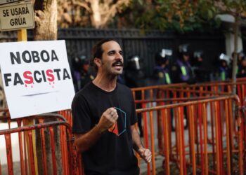 MEX3645. CIUDAD DE MÉXICO (MÉXICO), 06/04/2024.- Un hombre protesta durante una manifestación afuera de la Embajada de Ecuador este sábado, en la Ciudad de México (México). México vivió este sábado entre el asombro y la indignación la escalada de tensiones con Ecuador tras el asalto a la Embajada en Quito, mientras el presidente, Andrés Manuel López Obrador, hizo llamados a prudencia y agradeció la solidaridad de numerosos países latinoamericanos. EFE/Sáshenka Gutiérrez