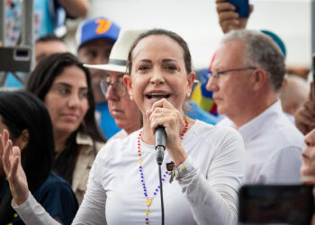 LA VICTORIA (VENEZUELA), 18/05/2024.- La líder opositora María Corina Machado participa en un acto de campaña del candidato presidencial de la Plataforma Unitaria Democrática (PUD), Edmundo González Urrutia, este sábado en La Victoria, estado Aragua (Venezuela). El candidato presidencial del principal bloque antichavista, Edmundo González Urrutia, prometió este sábado que, en caso de ganar las elecciones del próximo 28 de julio, en Venezuela gobernará un presidente que no insultará a sus adversarios políticos. EFE/ Rayner Peña R.