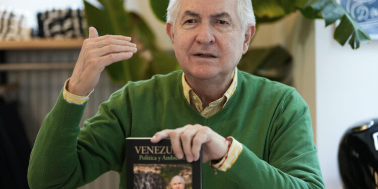 MADRID, 21/05/2024.- El exalcalde de Caracas Antonio Ledezma, durante una entrevista con EFE este martes en la que aseguró que la oposición venezolana tiene "la unidad perfecta" para vencer en las urnas al presidente del país, Nicolás Maduro, quien está "atrapado sin salida". EFE/ Borja Sánchez-Trillo