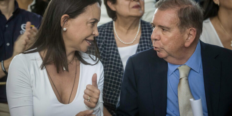 AME6388. CARACAS (VENEZUELA), 16/05/2024.- La líder opositora María Corina Machado (i) habla junto al candidato presidencial Edmundo González Urrutia (d) este jueves en Caracas (Venezuela). El candidato presidencial de la principal coalición opositora de Venezuela -la Plataforma Unitaria Democrática (PUD)-, Edmundo González Urrutia, aseguró este jueves que, si gana las elecciones del próximo 28 de julio, su compromiso es lograr la reconciliación de los venezolanos. EFE/ Miguel Gutierrez