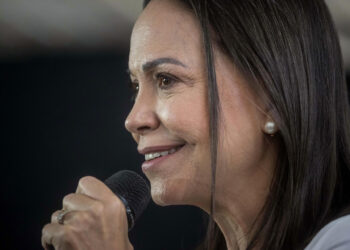 AME6403. CARACAS (VENEZUELA), 16/05/2024.- La líder opositora María Corina Machado habla durante un acto político junto al candidato presidencial Edmundo González Urrutia (fuera de cuadro) este jueves en Caracas (Venezuela). El candidato presidencial de la principal coalición opositora de Venezuela -la Plataforma Unitaria Democrática (PUD)-, Edmundo González Urrutia, aseguró este jueves que, si gana las elecciones del próximo 28 de julio, su compromiso es lograr la reconciliación de los venezolanos. EFE/ Miguel Gutierrez