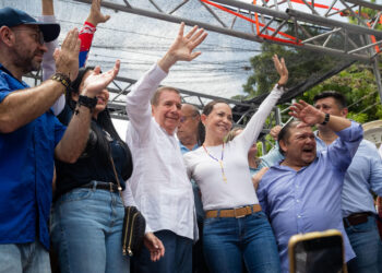 LA VICTORIA (VENEZUELA), 18/05/2024.- El candidato presidencial de la Plataforma Unitaria Democrática (PUD), Edmundo González Urrutia (3-i), acompañado de la líder opositora María Corina Machado (c-d), habla durante un acto de campaña este sábado en La Victoria, estado Aragua (Venezuela). El candidato presidencial del principal bloque antichavista, Edmundo González Urrutia, prometió este sábado que, en caso de ganar las elecciones del próximo 28 de julio, en Venezuela gobernará un presidente que no insultará a sus adversarios políticos. EFE/ Rayner Peña R.
