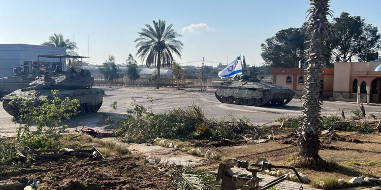 RAFAH, 07/05/2024.- El Ejército de Israel confirmó este martes haber tomado el control del lado gazatí del cruce de Rafah con tanques, tras una noche de bombardeos intensos contra el este de esta localidad sureña fronteriza con Egipto. Fuerzas israelíes continúan "escaneando" el cruce, indicó esta mañana el Ejército sin especificar el número de tropas terrestres presentes, aunque recalcó que se trata de una operación "precisa y limitada" contra objetivos de Hamás. Según un portavoz castrense, la toma del lado gazatí de Rafah fue realizada por la brigada 401 -compuesta en su mayoría por tanques- y la brigada de élite Givati, y llegó propiciada por el ataque desde esta área perpetrado por Hamás dos días atrás, en el que murieron cuatro soldados, y que según el Ejército confirmó esta zona estaba siendo usada por milicianos. EFE/Ejército de Israel (IDF) - SOLO USO EDITORIAL/SOLO DISPONIBLE PARA ILUSTRAR LA NOTICIA QUE ACOMPAÑA (CRÉDITO OBLIGATORIO) -