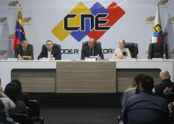 AME9672. CARACAS (VENEZUELA), 28/05/2024.- Los rectores del Consejo Nacional (CNE), Conrado Perez (i), Carlos Quintero (2-i), el presidente del CNE, Elvis Amoroso y la rectora del CNE, Rosalba Gil, asisten a una rueda de prensa este martes en Caracas (Venezuela). El Consejo Nacional Electoral (CNE) de Venezuela anuló la invitación a la Unión Europea (UE) para el envío de una misión de observación para las presidenciales del 28 de julio, debido a la ratificación de sanciones del bloque comunitario a miembros del Gobierno y el partido oficialista, informó este martes el presidente del ente comicial. EFE/ Miguel Gutiérrez