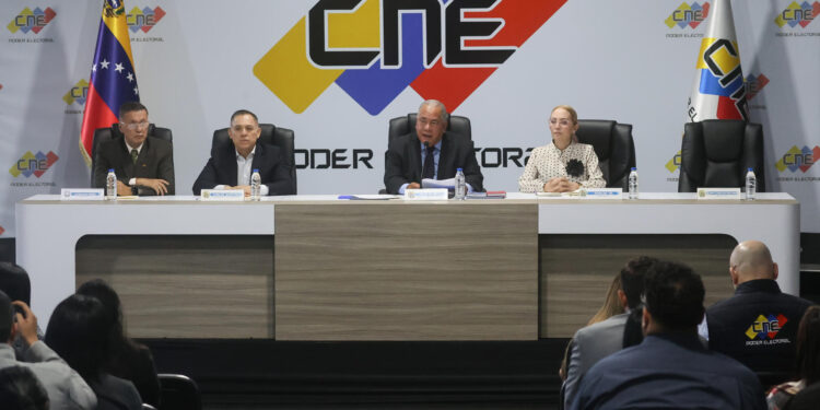 AME9672. CARACAS (VENEZUELA), 28/05/2024.- Los rectores del Consejo Nacional (CNE), Conrado Perez (i), Carlos Quintero (2-i), el presidente del CNE, Elvis Amoroso y la rectora del CNE, Rosalba Gil, asisten a una rueda de prensa este martes en Caracas (Venezuela). El Consejo Nacional Electoral (CNE) de Venezuela anuló la invitación a la Unión Europea (UE) para el envío de una misión de observación para las presidenciales del 28 de julio, debido a la ratificación de sanciones del bloque comunitario a miembros del Gobierno y el partido oficialista, informó este martes el presidente del ente comicial. EFE/ Miguel Gutiérrez