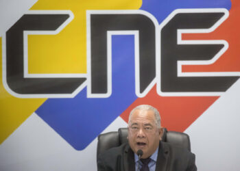 AME9683. CARACAS (VENEZUELA), 28/05/2024.- El presidente del Consejo Nacional Electoral (CNE), Elvis Amoroso, habla durante una rueda de prensa este martes en Caracas (Venezuela). El Consejo Nacional Electoral (CNE) de Venezuela anuló la invitación a la Unión Europea (UE) para el envío de una misión de observación para las presidenciales del 28 de julio, debido a la ratificación de sanciones del bloque comunitario a miembros del Gobierno y el partido oficialista, informó este martes el presidente del ente comicial. EFE/ Miguel Gutiérrez