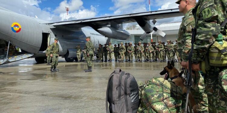 En un avión hércules llegaron al Cauca 200 hombres de las fuerzas especiales del Ejército para enfrentar a las disidencias de las Farc. | Foto: Fuerzas Militares