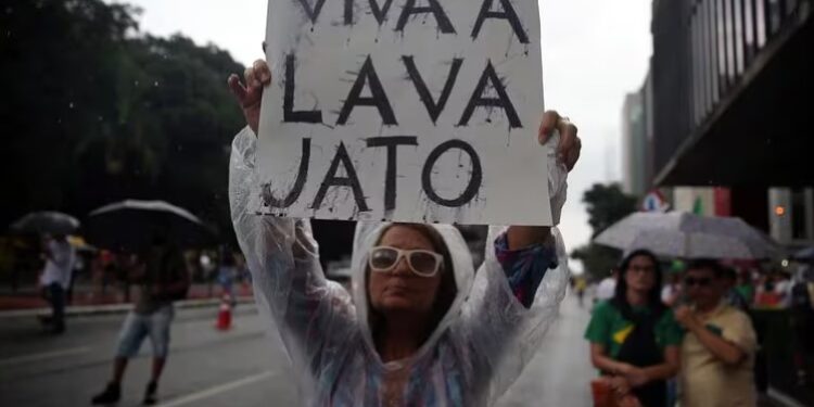 Manifestantes en una protesta en apoyo de la investigación Lava Jato en San Pablo (REUTERS/Amanda Perobelli/Archivo)