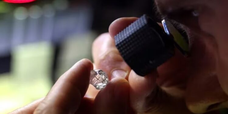 Un empleado observando un diamante en bruto en "Flanders Manufacturing", en Amberes, Bélgica. 30 de octubre de 2023. REUTERS/Johanna Geron