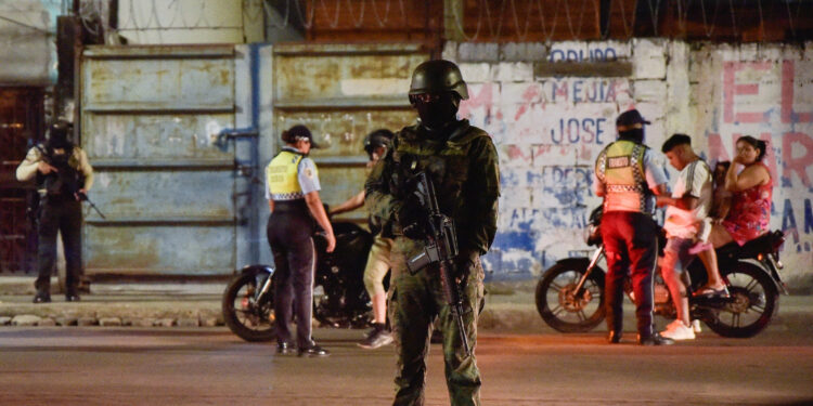 A soldier stands guard at a checkpoint set up due to the wave of violence, in Duran, Ecuador January 13, 2024. REUTERS/Vicente Gaibor del Pino