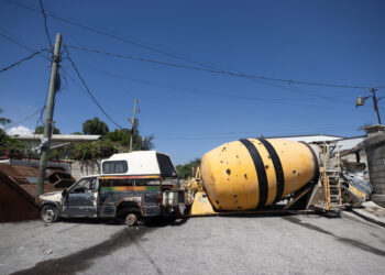 PUERTO PRÍNCIPE (HAITÍ), 24/05/2024.- Fotografía de una calle completamente bloqueada por vecinos, para evitar que los miembros de las bandas armadas entren a sus residencias a robar, secuestrar o asesinar, escena que se repite en muchas calles de la capital, este viernes en Puerto Príncipe (Haití). Tres misioneros estadounidenses murieron a manos de bandidos armados que atacaron un orfanato que alberga a decenas de niños en Lison 49, en Plaine, al norte de Puerto Príncipe, bajo el control de bandas armadas desde hace varios meses, confirmó este viernes la organización Misiones en Haití. EFE/Orlando Barría