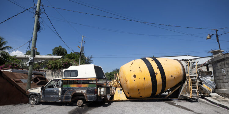 PUERTO PRÍNCIPE (HAITÍ), 24/05/2024.- Fotografía de una calle completamente bloqueada por vecinos, para evitar que los miembros de las bandas armadas entren a sus residencias a robar, secuestrar o asesinar, escena que se repite en muchas calles de la capital, este viernes en Puerto Príncipe (Haití). Tres misioneros estadounidenses murieron a manos de bandidos armados que atacaron un orfanato que alberga a decenas de niños en Lison 49, en Plaine, al norte de Puerto Príncipe, bajo el control de bandas armadas desde hace varios meses, confirmó este viernes la organización Misiones en Haití. EFE/Orlando Barría