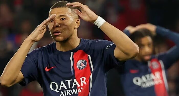 Kylian Mbappé reacciona tras perder el PSG la semifinal de Liga de Campeones ante el Borussia Dortmund. (EFEEPACHRISTOPHE PETIT TESSON).