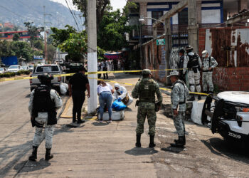 MEX7905. ACAPULCO (MÉXICO), 16/05/2024.- Peritos forenses laboran en la zona donde se localizaron bolsas con restos humanos este jueves, en el balneario de Acapulco, estado de Guerrero (México). Los restos de al menos seis personas, cinco hombres y una mujer, fueron localizados este jueves en dos hechos violentos distintos en el puerto de Acapulco, además, se ubicó un vehículo de transporte público incendiado, indicaron autoridades. EFE/David Guzmán.