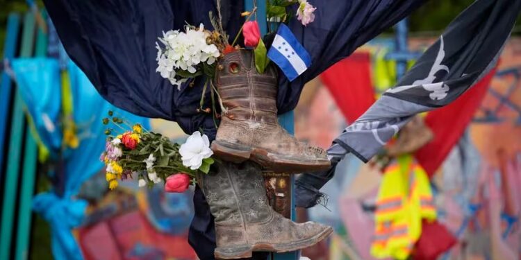 Seis trabajadores de la construcción murieron en el derrumbe. El cuerpo de José Mynor López, de 37 años, fue recuperado el martes (AP PhotoMatt Rourke).