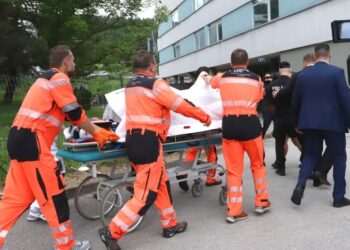 Socorristas se llevan al primer ministro de Eslovaquia, Robert Fico, quien fue herido a tiros, al hospital en el pueblo de Banska Bystrica, en el centro de Eslovaquia (Jan KroslakTASR via AP).