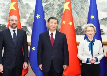 Von der Leyen también dijo que estaba “confiada” en que Xi continuaría desempeñando un “papel importante” en la reducción de las tensiones por las amenazas nucleares hechas por Rusia (EFE/EPA/XINHUA / Huang Jingwen)