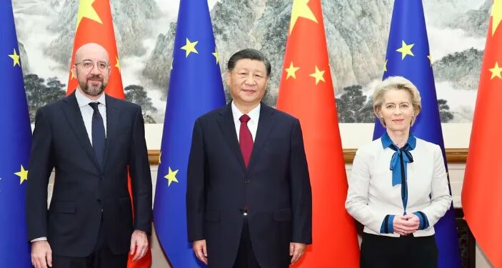 Von der Leyen también dijo que estaba “confiada” en que Xi continuaría desempeñando un “papel importante” en la reducción de las tensiones por las amenazas nucleares hechas por Rusia (EFE/EPA/XINHUA / Huang Jingwen)