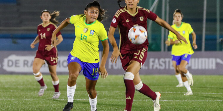 AME2769. GUAYAQUIL (ECUADOR), 02/05/2024.- Nazly Sánchez (d) de Venezuela disputa el balón con Gisele de Brasil este jueves, en un partido de la cuarta fecha de la ronda final del Sudamericano Femenino sub-20 en el estadio Modelo Alberto Spencer en Guayaquil (Ecuador). EFE/ Jonathan Miranda