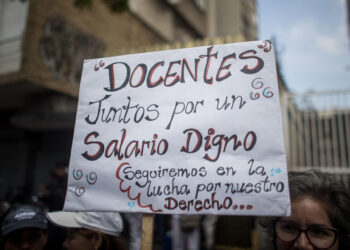 AME1938. CARACAS (VENEZUELA), 01/05/2024.- Fotografía de un letrero durante una manifestación en conmemoración del Día Internacional de los Trabajadores este miércoles, en Caracas (Venezuela). Sindicatos y trabajadores de Venezuela salen a las calles a protestar para exigir un incremento de sus salarios y mejoras en los beneficios laborales. EFE/ Miguel Gutiérrez