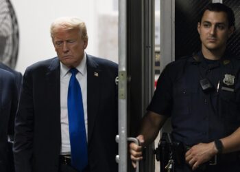 New York (United States), 30/05/2024.- Former US President Donald Trump (L) returns to the courthouse moments before hearing that the jury had a verdict in his criminal trial in New York State Supreme Court in New York, New York, USA, 30 May 2024. Trump is facing 34 felony counts of falsifying business records related to payments made to adult film star Stormy Daniels during his 2016 presidential campaign. (tormenta, Nueva York) EFE/EPA/JUSTIN LANE / POOL