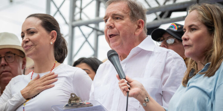 LA VICTORIA (VENEZUELA), 18/05/2024.- El candidato presidencial de la Plataforma Unitaria Democrática (PUD), Edmundo González Urrutia, acompañado de la líder opositora María Corina Machado (i), habla durante un acto de campaña este sábado en La Victoria, estado Aragua (Venezuela). El candidato presidencial del principal bloque antichavista, Edmundo González Urrutia, prometió este sábado que, en caso de ganar las elecciones del próximo 28 de julio, en Venezuela gobernará un presidente que no insultará a sus adversarios políticos. EFE/ Rayner Peña R.