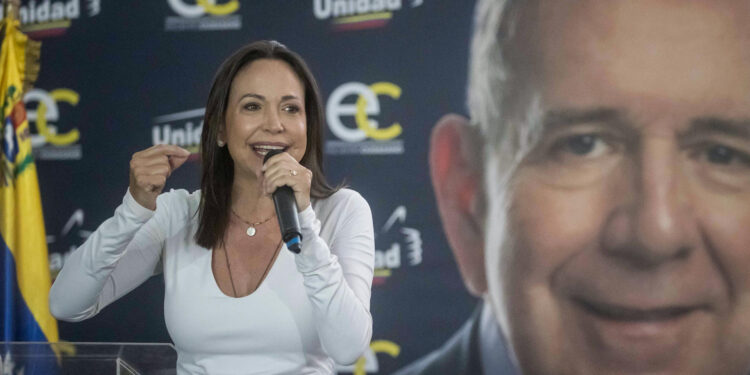 AME6405. CARACAS (VENEZUELA), 16/05/2024.- La líder opositora María Corina Machado habla durante un acto político junto al candidato presidencial Edmundo González Urrutia (fuera de cuadro) este jueves en Caracas (Venezuela). El candidato presidencial de la principal coalición opositora de Venezuela -la Plataforma Unitaria Democrática (PUD)-, Edmundo González Urrutia, aseguró este jueves que, si gana las elecciones del próximo 28 de julio, su compromiso es lograr la reconciliación de los venezolanos. EFE/ Miguel Gutierrez