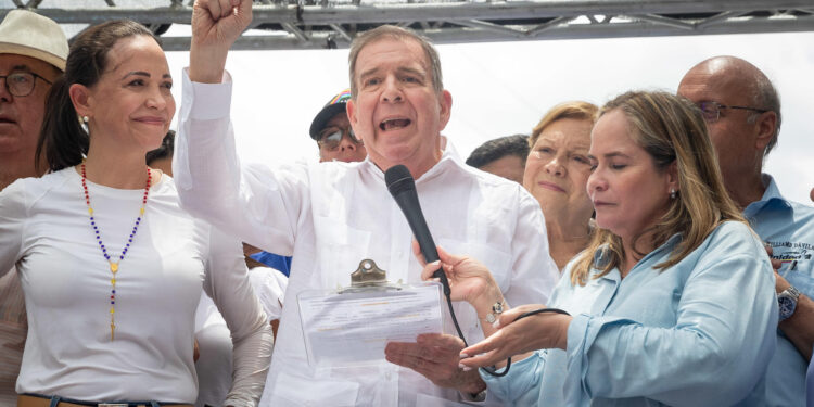 LA VICTORIA (VENEZUELA), 18/05/2024.- El candidato presidencial de la Plataforma Unitaria Democrática (PUD), Edmundo González Urrutia, acompañado de la líder opositora María Corina Machado (i), habla durante un acto de campaña este sábado en La Victoria, estado Aragua (Venezuela). El candidato presidencial del principal bloque antichavista, Edmundo González Urrutia, prometió este sábado que, en caso de ganar las elecciones del próximo 28 de julio, en Venezuela gobernará un presidente que no insultará a sus adversarios políticos. EFE/ Rayner Peña R.